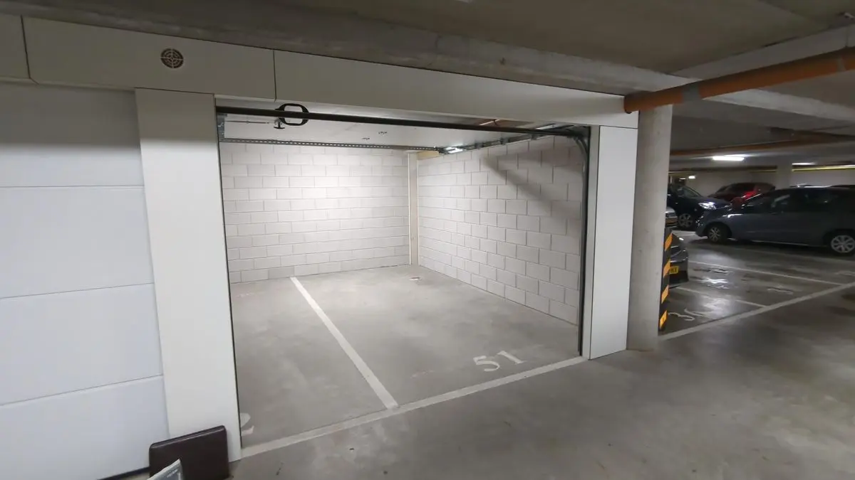 Open garagebox met zicht op de parkeerkelder onder Haageinderhof