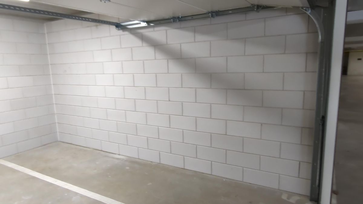Interieur garagebox met witte kalkzandsteen vellingblokken en sectionaaldeur