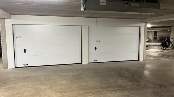 Garagebox met witte sectionaaldeur in beveiligde parkeerkelder Valkenswaard