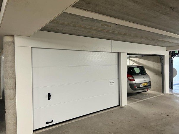 Interieur garagebox met witte kalkzandsteen vellingblokken en afwerking